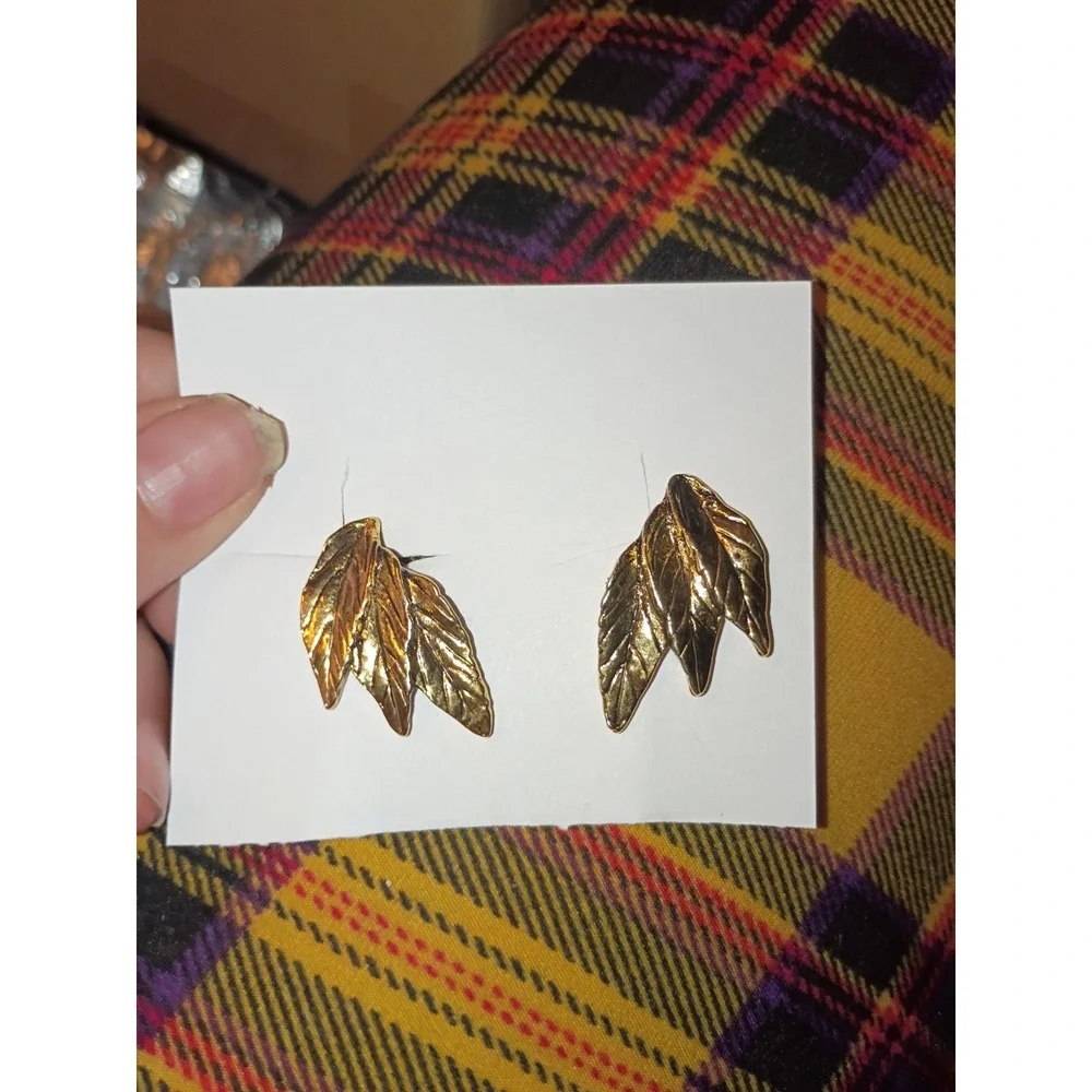 Gold Tone Vintage Leaf Gilted Clip On Earrings Unmarked‎